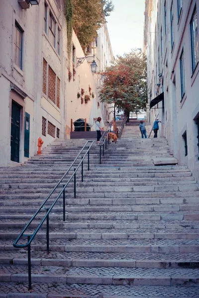 Egy Függőleges Lövés Lépcsőről Lisszaboni Épületek Között Portugáliában — Stock Fotó