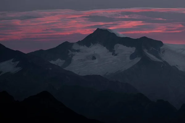 Silhuett Berg Färgglad Himmel Solnedgången — Stockfoto