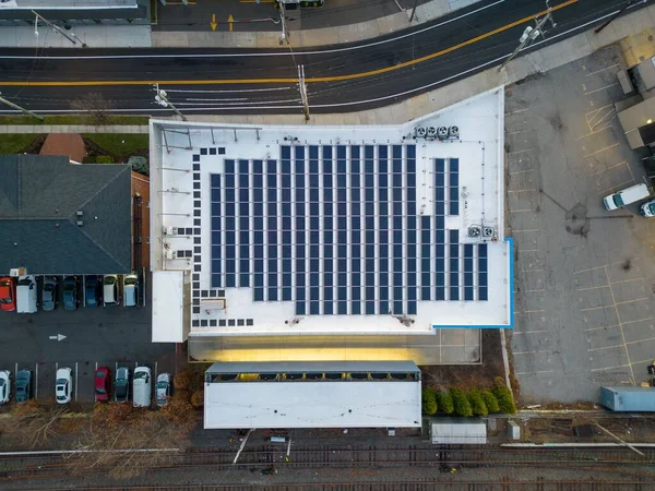 Luftaufnahme Eines Bürogebäudes Mit Sonnenkollektoren Auf Dem Dach Einem Bewölkten — Stockfoto