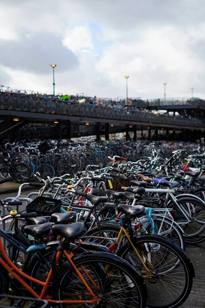 Egy Hatalmas Kerékpár Parkoló Amszterdamban — Stock Fotó