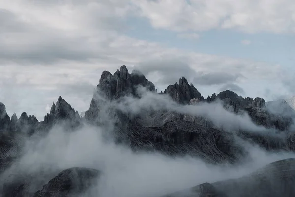 雲に覆われた岩山 — ストック写真
