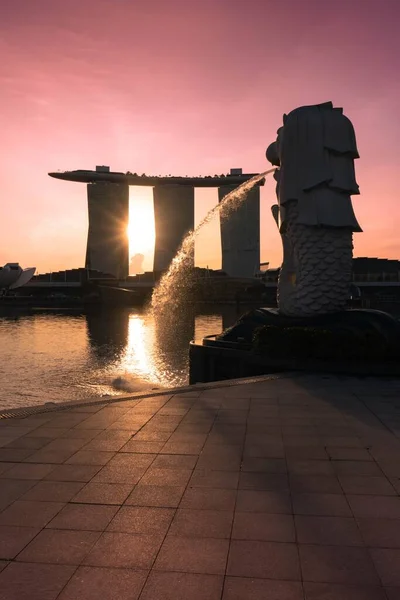 Eine Vertikale Aufnahme Der Silhouette Des Marina Bay Sands Hotels — Stockfoto