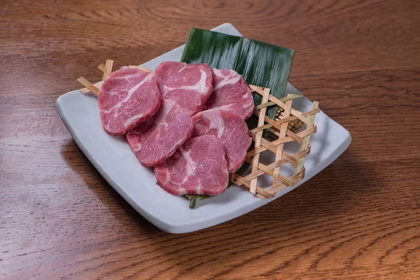 皿の上に生の大理石の肉のスライスのクローズアップショット — ストック写真