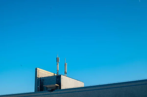 Крупный План Крыши Современного Здания Фоне Безоблачного Голубого Неба — стоковое фото