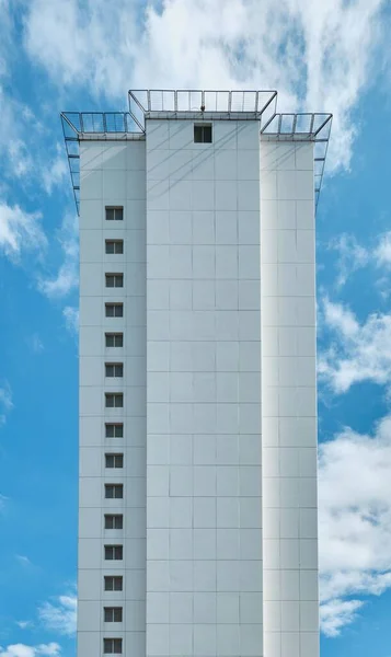 Plano Vertical Edificio Industrial Blanco Alto Con Ventanas Fondo Del —  Fotos de Stock