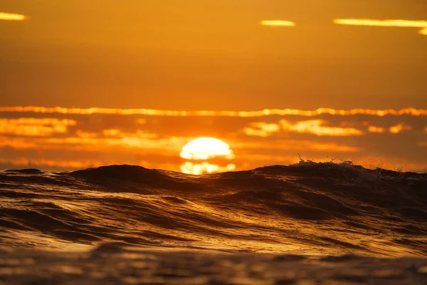 Захватывающий Вид Океанские Волны Ярким Солнцем Оранжевом Закатном Небе Размытом — стоковое фото