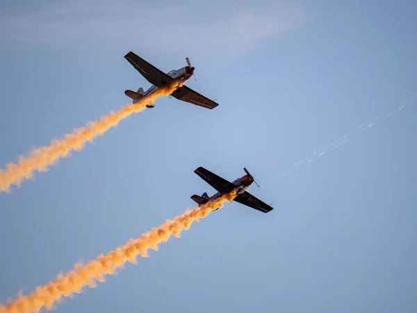 Die Fliegenden Kampfflugzeuge Mit Gelben Spuren Himmel — Stockfoto
