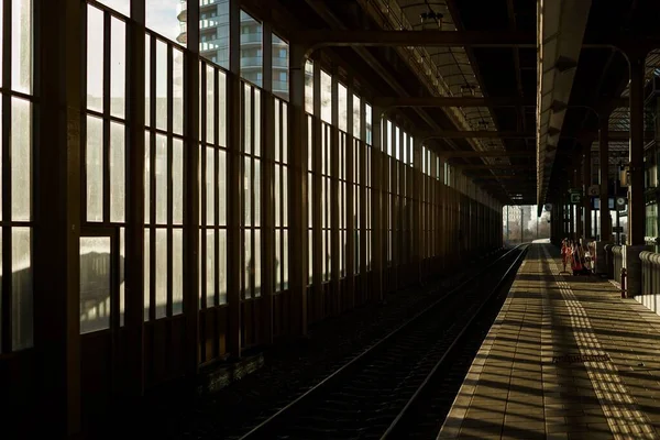 Krásný Záběr Prázdné Vlakové Nádraží Úsvitu — Stock fotografie