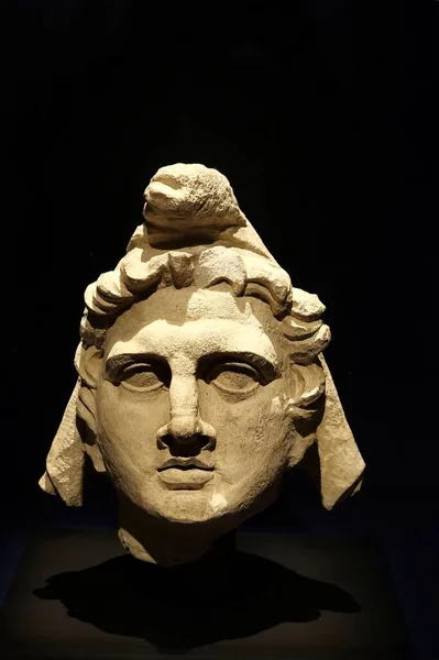 Uma Estátua Cabeça Mithras Fundo Preto — Fotografia de Stock