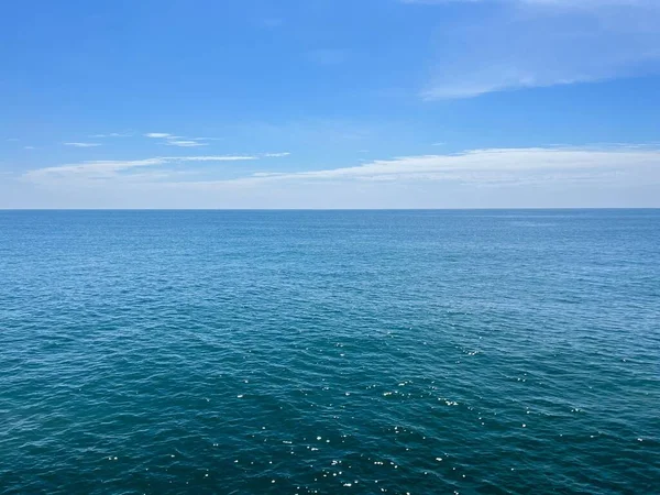 Piękny Strzał Morskiego Krajobrazu Pod Błękitnym Niebem Ciągu Dnia — Zdjęcie stockowe