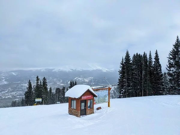 Eine Kleine Hütte Auf Der Verschneiten Wiese Einem Ländlichen Wintersportort — Stockfoto