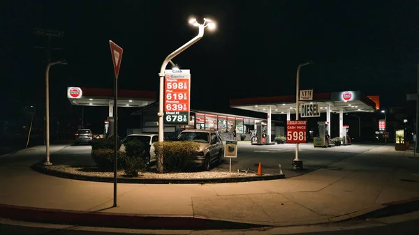 加利福尼亚州恩西诺的一个加油站 夜间灯火通明 — 图库照片