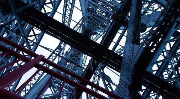 Låg Vinkel Bild Eiffeltornet Molnen Paris Frankrike — Stockfoto