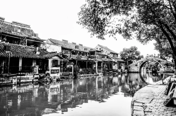 Grayscale Záběr Čínského Stylu Staveb Rybníka Xitang Starobylé Město — Stock fotografie