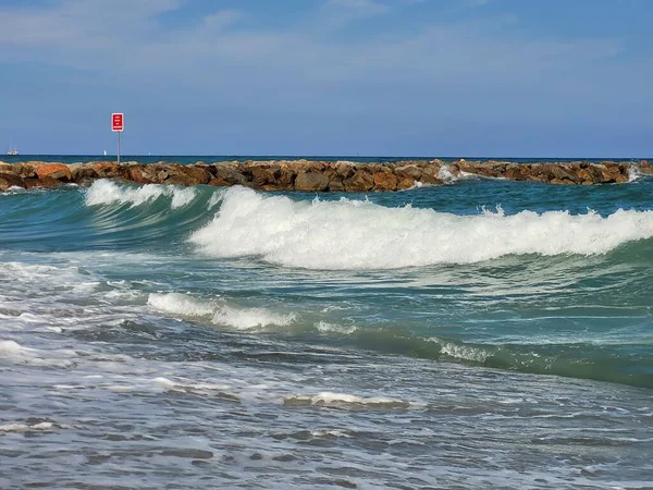 海の石の壁の近くの波の美しいショット — ストック写真