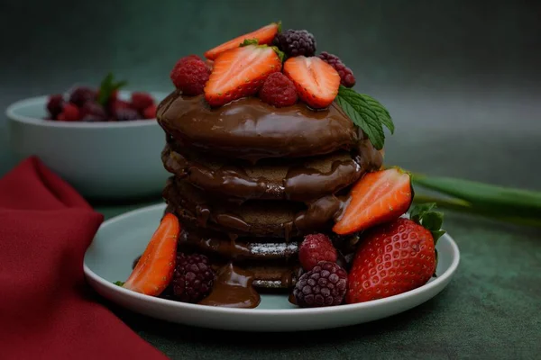 Eine Nahaufnahme Von Schokolade Pfannkuchen Mit Beeren Dekoriert — Stockfoto