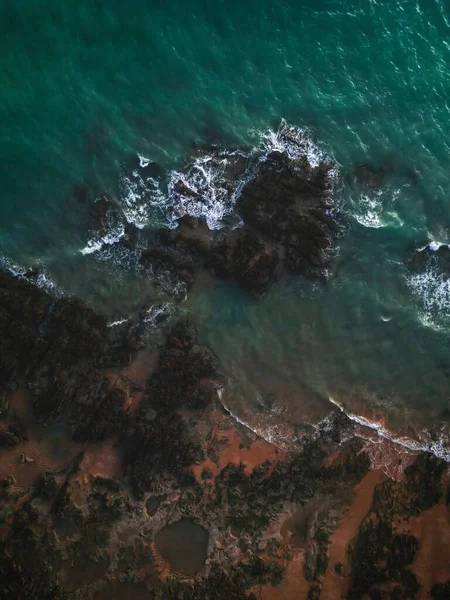 Luftaufnahme Weicher Meereswellen Die Über Die Felsen Strand Plätschern — Stockfoto