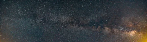 在漆黑的夜晚被千百万星星环绕的宏伟的银河 — 图库照片