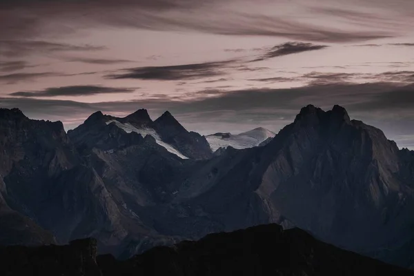 Sebuah Siluet Pegunungan Bawah Langit Berwarna Warni Selama Matahari Terbenam — Stok Foto