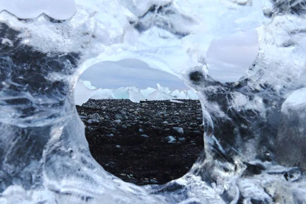 Het Uitzicht Ijsbergen Kust Door Een Ronde Transparante Ijslaag Diamond — Stockfoto