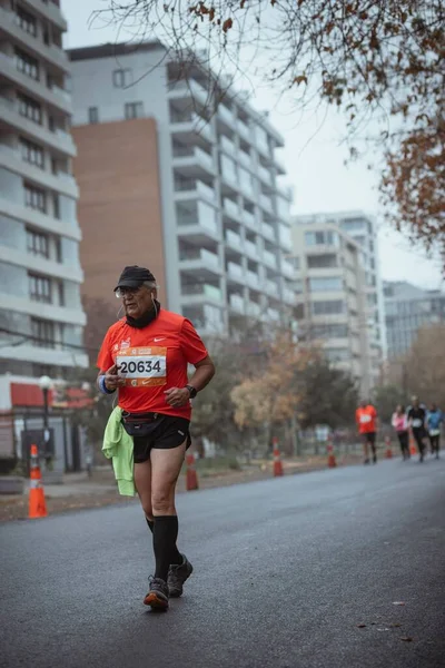 Pionowe Ujęcie Starszego Mężczyzny Maratonie Santiago Chile 2022 — Zdjęcie stockowe