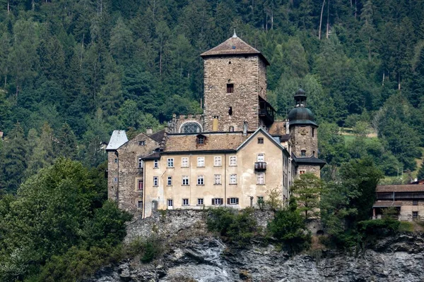 Piękny Widok Zabytkowy Zamek Kipfenberg Wzgórzu Otoczony Wiecznie Zielonymi Drzewami — Zdjęcie stockowe