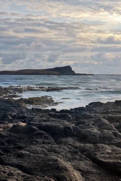 岛上多云的天空下的岩石 巨石和大海 — 图库照片
