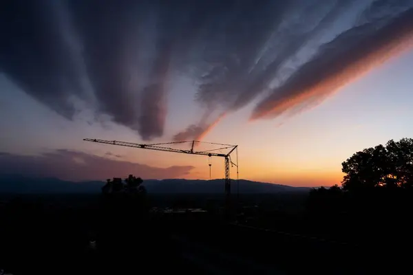 Vacker Utsikt Över Byggkran Vid Järnvägsstation Österrike Vid Solnedgången — Stockfoto