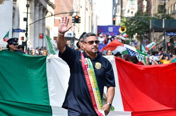 Gros Plan Homme Agitant Main Pendant Défilé Fête Indépendance Mexique — Photo