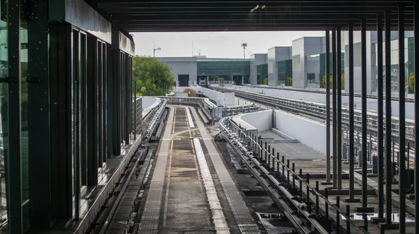 Uma Ferrovia Sob Uma Ponte Fundo Edifícios Modernos — Fotografia de Stock