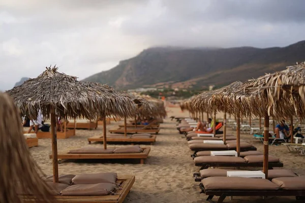 Het Falasarna Strand Met Rieten Luifels Strandbedden Kreta Griekenland — Stockfoto