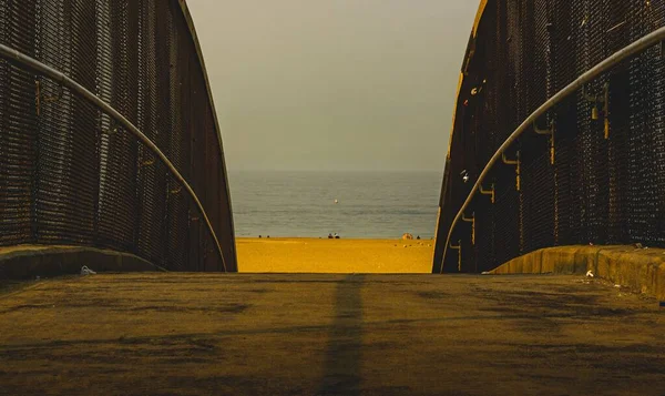 모래사장 바다로 이어지는 울타리가 — 스톡 사진