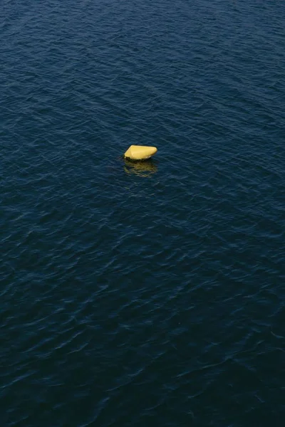 Κίτρινη Σημαδούρα Επιπλέει Στην Επιφάνεια Της Θάλασσας — Φωτογραφία Αρχείου