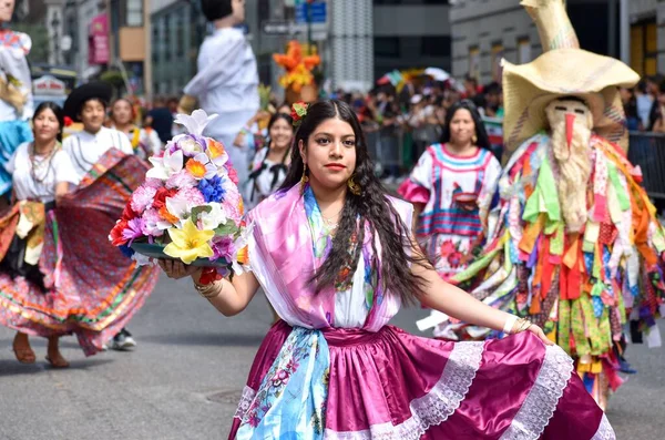 Kvinna Färgglad Klänning Som Håller Blomma Dekoration Den Mexikanska Självständighetsdagen — Stockfoto