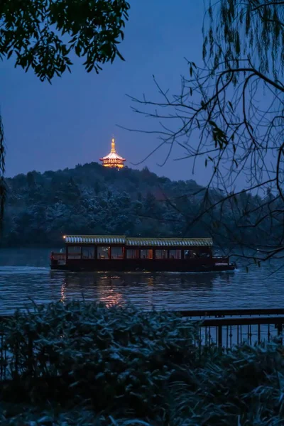 Una Vertical Del Iluminado Templo Budista Ling Jiou Una Montaña —  Fotos de Stock