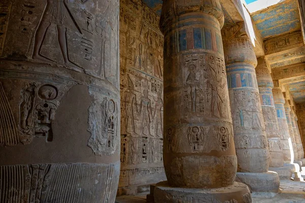 Det Indre Egyptisk Tempel Med Farverige Malerier Hieroglyffer - Stock-foto