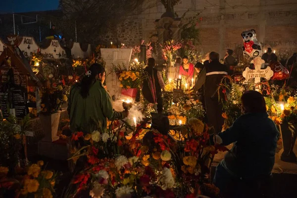 Eine Menschenmenge Versammelte Sich Auf Einem Friedhof Mexiko Stadt Zum — Stockfoto