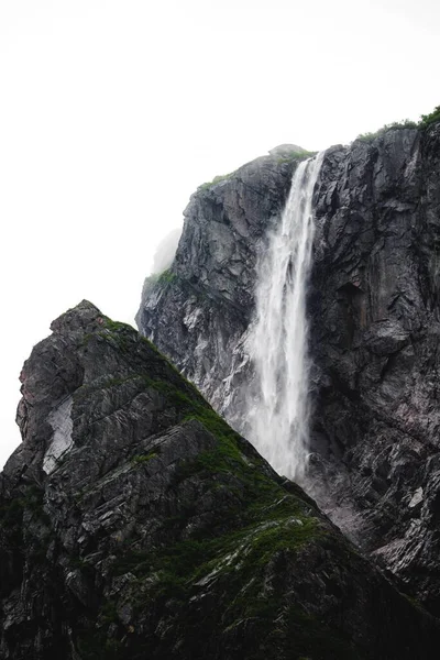 Vertical Shot Waterfall Dropping Rocky Mountain Western Brook Pond Fog — Stock Photo, Image
