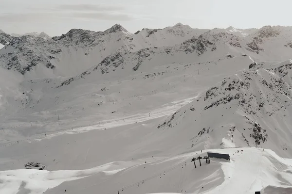 雪の丘の背景の魅惑的な景色 — ストック写真