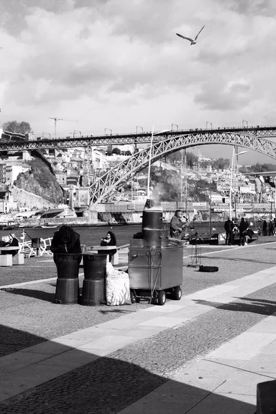 Eine Graustufenaufnahme Von Kastanienverkäufern Der Nähe Der Brücke Porto Portugal — Stockfoto