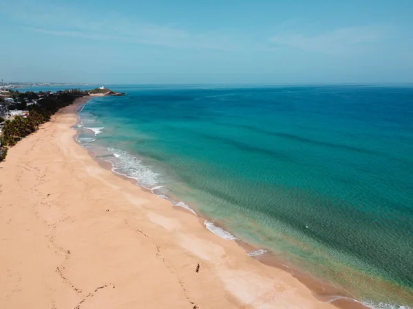 Białe Spokojne Piankowe Fale Rozbijają Się Piaszczystej Plaży Słoneczny Dzień — Zdjęcie stockowe