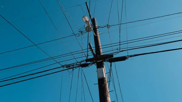 Eine Flache Aufnahme Eines Strommasten Mit Stromleitungen Blauem Himmel — Stockfoto