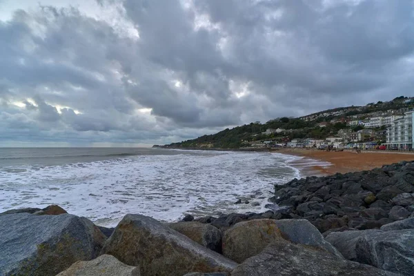 Spiaggia Ventnor Sull Isola Wight Contro Cielo Nuvoloso — Foto Stock