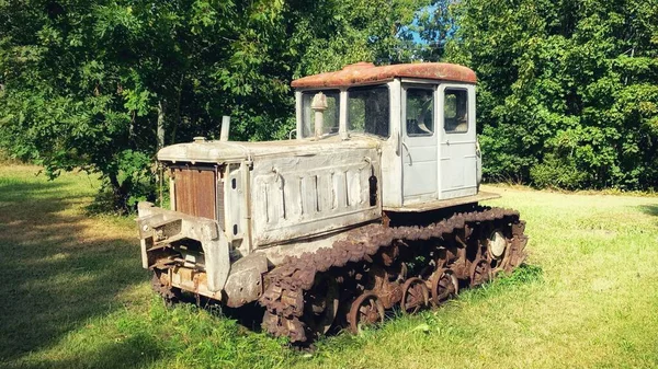 Een Zeer Oude Tractor Het Groene Gras Met Bomen Achtergrond — Stockfoto