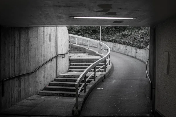 地下隧道中一条沥青路面和楼梯的灰色无人驾驶照片 — 图库照片