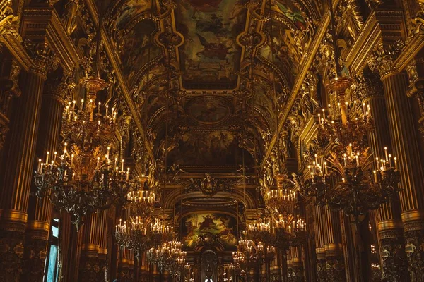 Låg Vinkel Palais Garnier Lyx Ljuskronor Paris Frankrike — Stockfoto