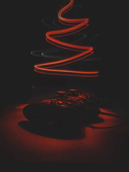 在黑暗中的操纵杆上 一棵由红灯做成的圣诞树 — 图库照片