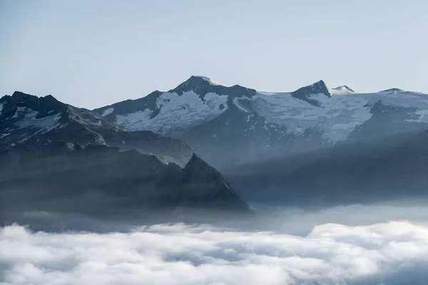 Una Vista Aérea Del Paisaje Montañoso Cubierto Nieve —  Fotos de Stock