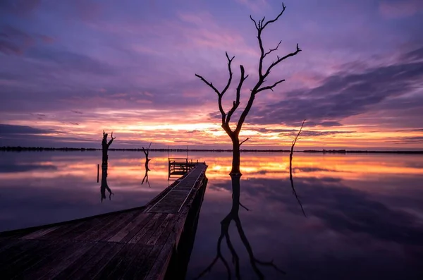 Вид Воздуха Озеро Причалом Красочным Небом Закате — стоковое фото