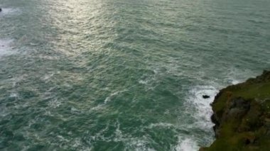 Rüzgarlı bir günde Tintagel Kalesi 'nin etrafında drone görüntüleri